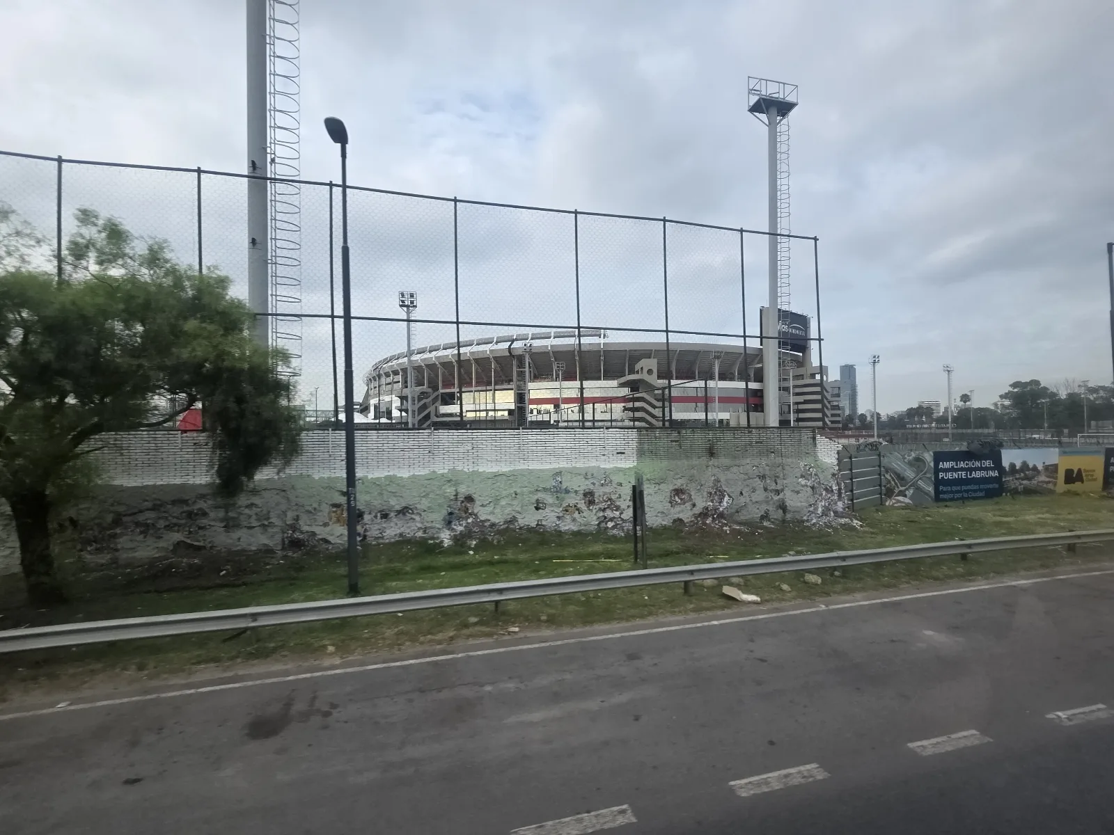 Estadio de River Plate visto desde Avenida Leopoldo Lugones, Ciudad Autónoma de Buenos Aires, Argentina.