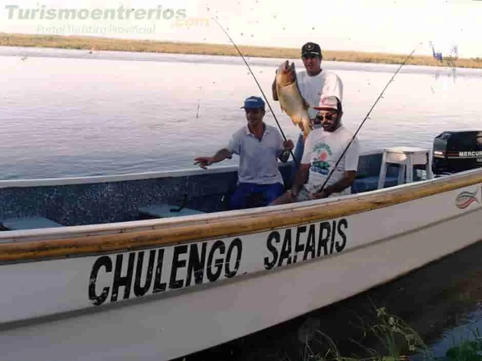 Guías de pesca experimentados en el río Paraná